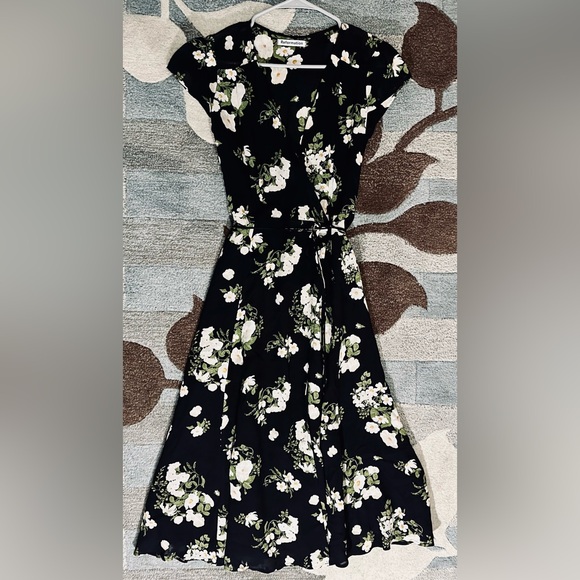 Reformation Short Sleeve Carina Midi Wrap Dress in Black w White Floral - Picture 3 of 11